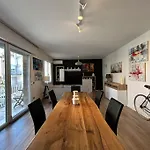 Art Home X6 In Centre With Private Parking