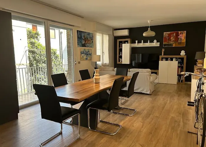 Art Home X6 In Centre With Private Parking